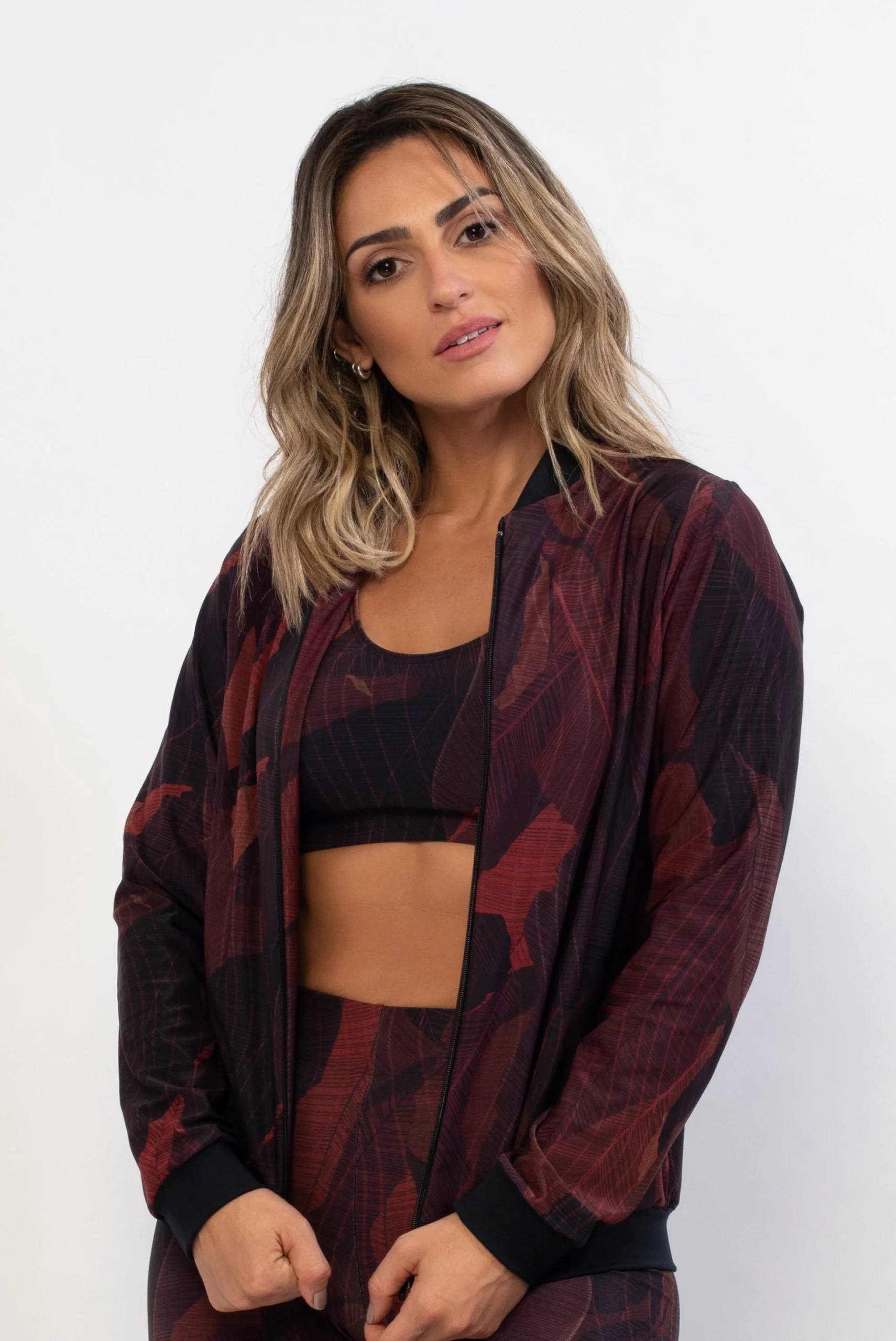 Look-34-copy_a0333a60-10c1-4767-9709-7f2d34bc9a0d.jpg Jaqueta Bomber Wish - Red Leaves - Imagem 1